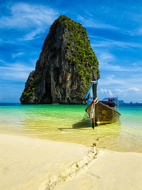 długi ogon łodzi na plaży, tajlandia - nautical vessel sky blue andaman sea zdjęcia i obrazy z banku zdjęć