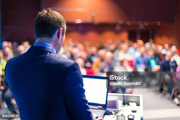 Redner Bei Businesskonferenz Und Präsentation Stockfoto und mehr Bilder von Geschäftskonferenz - Geschäftskonferenz, Lautsprecherbox, Redner