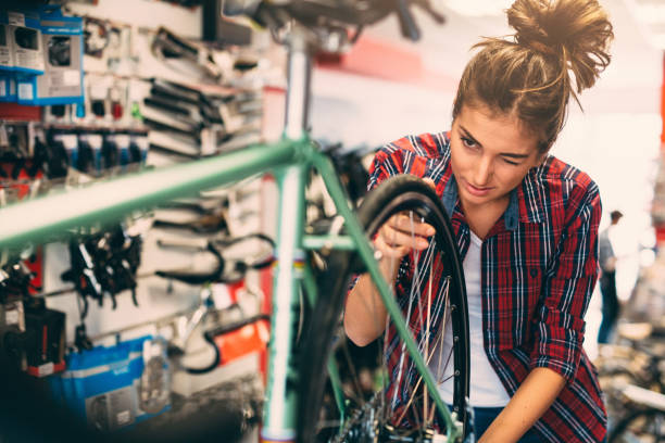 女子自転車整備 - bicycle frame 写真 ストックフォトと画像