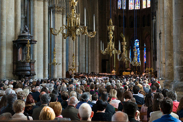 adoración dentro de catedral de reims, francia - catedral de reims fotografías e imágenes de stock