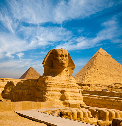 Perfil completo de la Esfinge de las Pirámides de Giza de un pasaje peatonal. photo