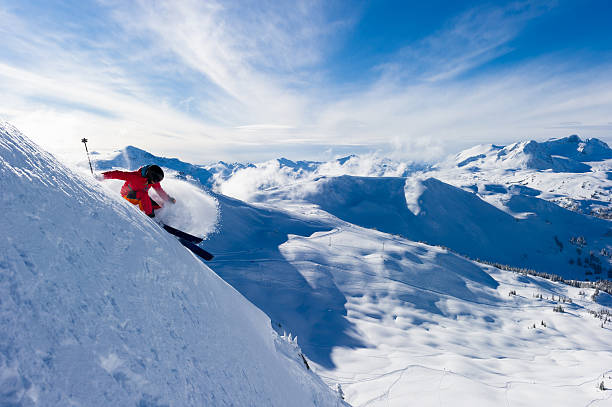 femme athlète faisant tourner un cabinet de toilette - skiing powder snow canada winter photos et images de collection