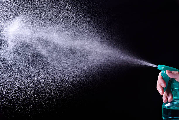 vaporisateur avec brume visible - spraying water photos et images de collection