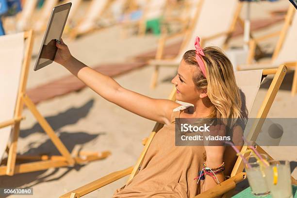 Disfrute De La Puesta Del Sol Foto de stock y más banco de imágenes de Adulto - Adulto, Adulto joven, Aire libre