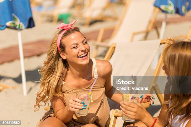 Tomar El Sol Foto de stock y más banco de imágenes de Adulto - Adulto, Adulto joven, Aire libre