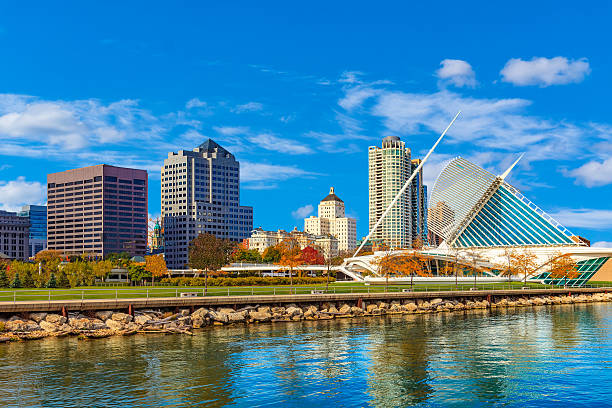 超高層ビルの街並みやミシガン湖、milwaukee ,wi - milwaukee ストックフォトと画像