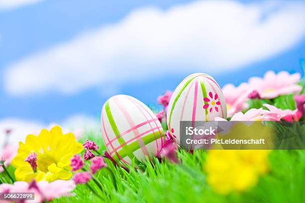 Uova Di Pasqua - Fotografie stock e altre immagini di Aiuola - Aiuola, Ambientazione esterna, Aprile