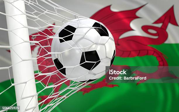 Foto de Bandeira Do País De Gales E Bola No Gol Líquido e mais fotos de stock de 2014 - 2014, Bandeira, Brincar