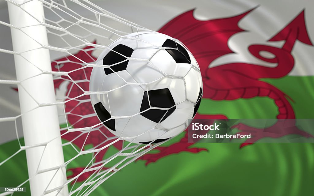 Уэльский флаг и футбольный мяч в ворота сеть - Стоковые фото 2014 роялти-фри