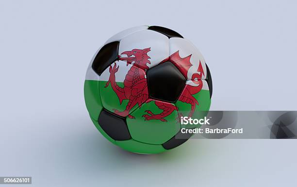 Pallone Da Calcio Con Bandiera Del Galles - Fotografie stock e altre immagini di Bandiera - Bandiera, Calcio - Sport, Composizione orizzontale