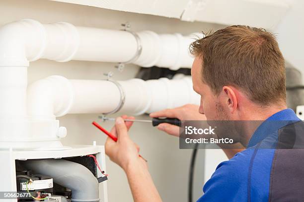 Foto de Encanador Reparar Um Aquecedor Em Casa e mais fotos de stock de Porão - Porão, Radiador, Cano