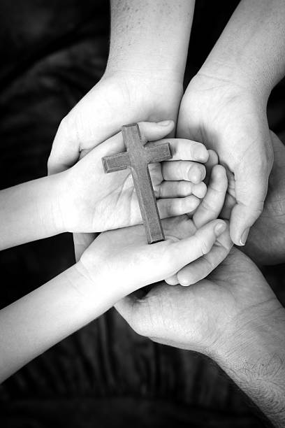 familia la religión - family cross shape christianity praying fotografías e imágenes de stock