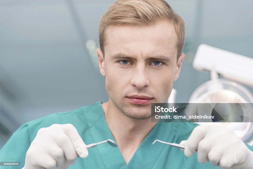 Gravi dentale dentista tenendo il ritiro - Foto stock royalty-free di Arte