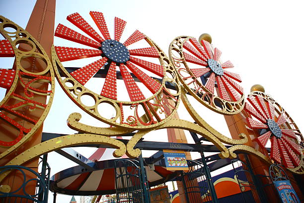 portão para as atrações de coney island luna park.  nova york - luna park - fotografias e filmes do acervo