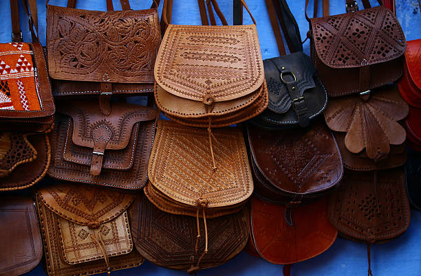 bunte leder handtaschen kollektion auf marokkanische markt in chefchaouen - craft market morocco shoe stock-fotos und bilder