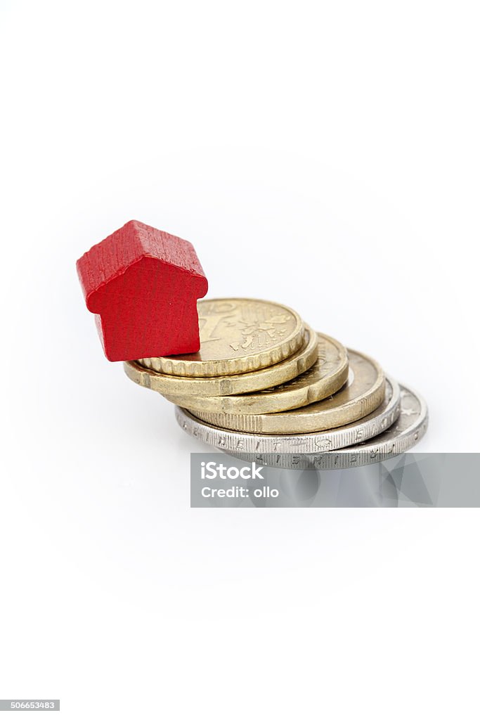 Casa de juguete de madera en apilado monedas de Euro - Foto de stock de Accesorio financiero libre de derechos