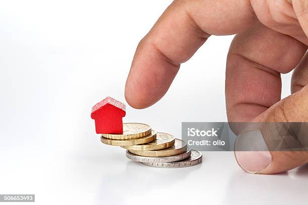 Casa De Juguete De Madera En Apilado Monedas De Euro Foto de stock y más banco de imágenes de Accesorio financiero