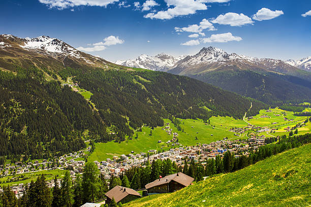 magnifica vista sulla valle con la città di davos - mountain swiss culture european alps snow foto e immagini stock