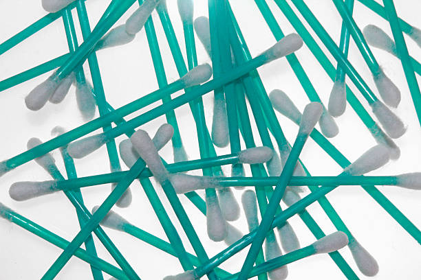 algodão swabs - cotton swab q tip healthcare and medicine cotton - fotografias e filmes do acervo