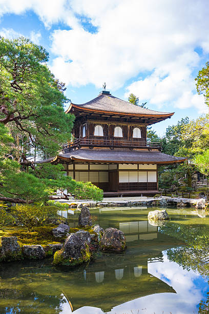 tempel ginkaku-ji tempel in kyoto in japan - sakyo stock-fotos und bilder