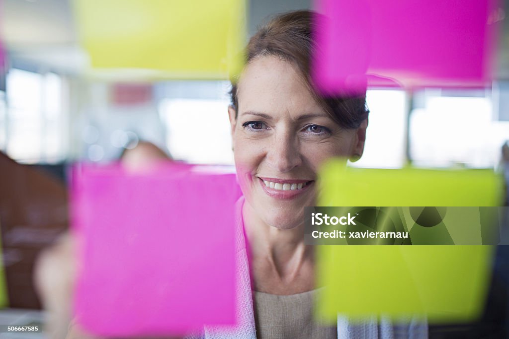 Escribir notas - Foto de stock de Mujeres libre de derechos