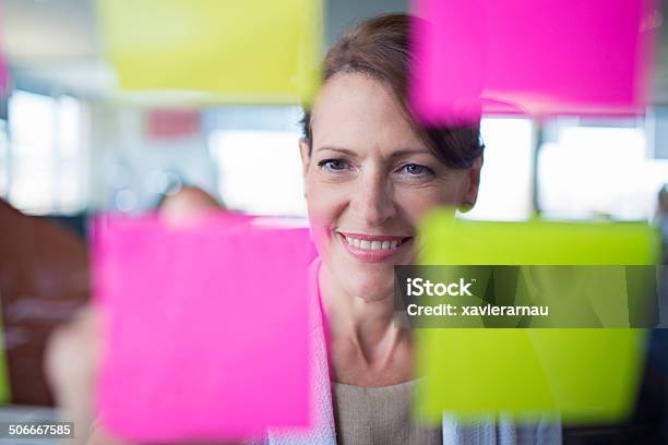 Photo libre de droit de Écrire Des Notes banque d'images et plus d'images libres de droit de Femmes - Femmes, Note adhésive, Une seule femme