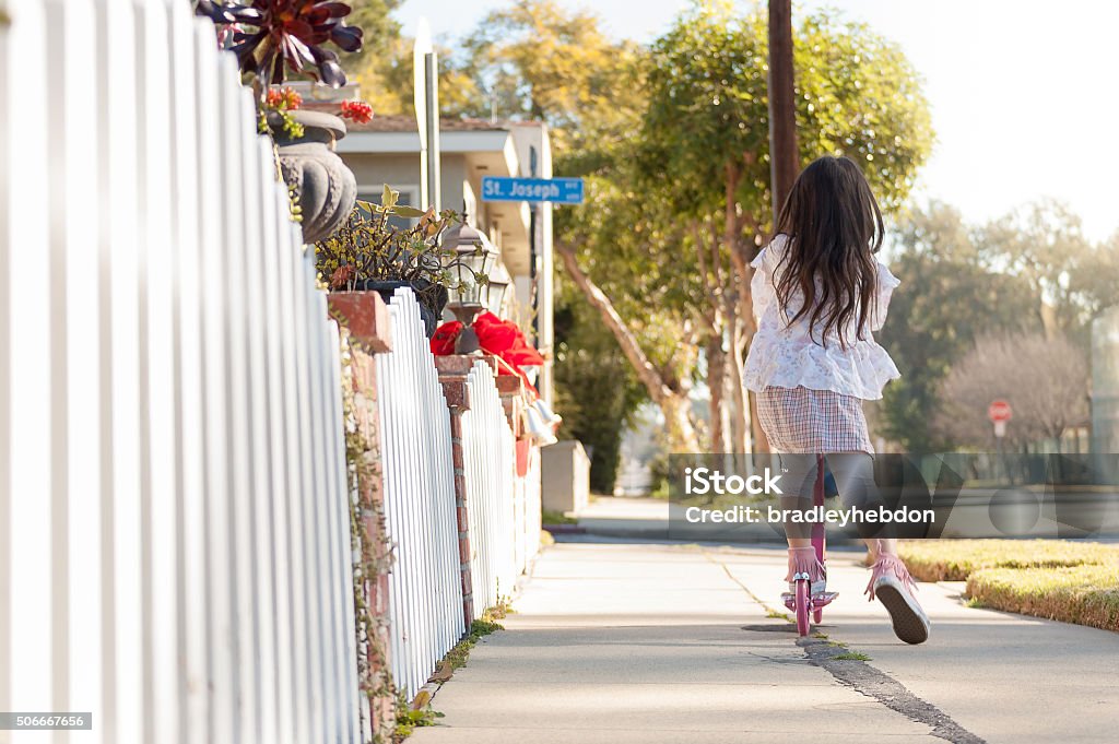 Menina andando de moto ao longo da calçada seu - Foto de stock de Casa royalty-free