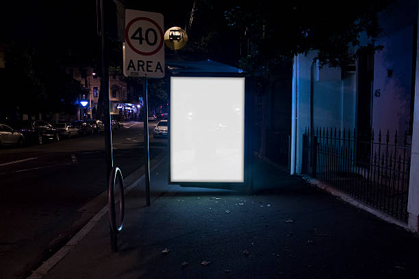 バス停ポスター oasis の広告（アメリカでの街の通りの夜 - billboard poster marketing bus ストックフォトと画像