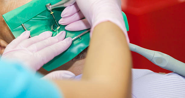 Profesional procedimiento que se utiliza en una clínica dentista - foto de stock