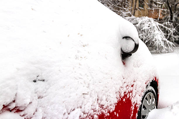 Estacionamiento cubierto con nieve en un estacionamiento sin servicio de valet - foto de stock