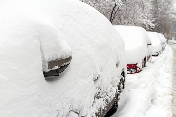 Estacionamiento cubierto con la nieve en el estacionamiento sin servicio de valet - foto de stock