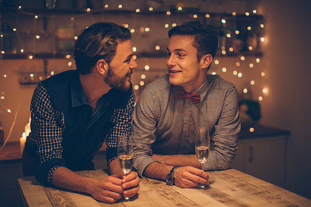 condividere un momento romantico - gay man homosexual couple homosexual men foto e immagini stock