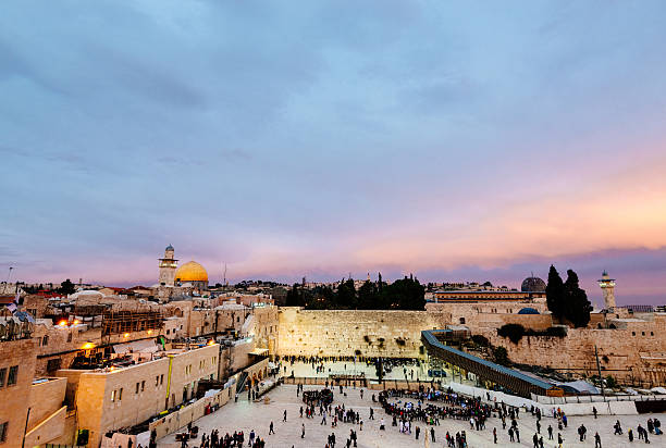 cúpula da rocha, o muro das lamentações jerusalém, israel - jerusalem dome jerusalem old city dome of the rock - fotografias e filmes do acervo