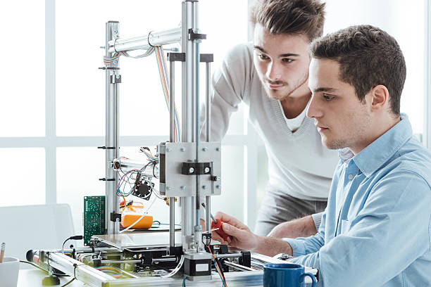 młodych studentów przy użyciu drukarki 3d - electronics industry electrical equipment laboratory scientific experiment zdjęcia i obrazy z banku zdjęć