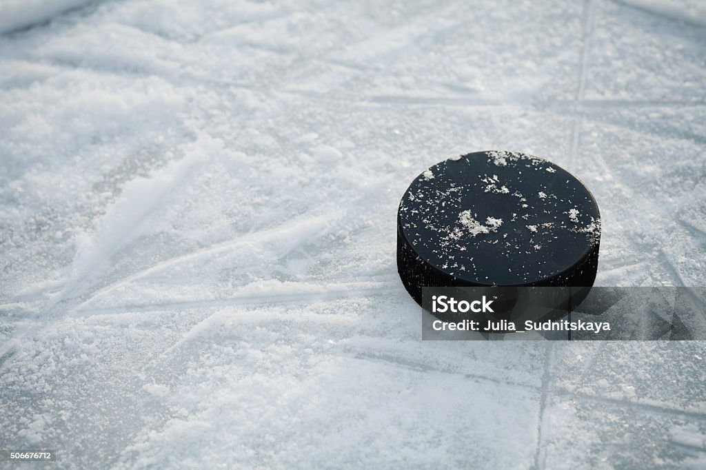 Palet de hockey sur sur la patinoire de hockey sur sur glace - Photo de Hockey sur glace libre de droits