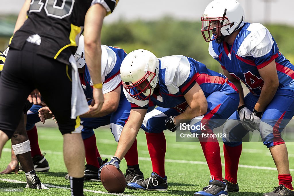 Sport: Football-teams bereiten Sie sich auf ein Spiel.  Line of scrimmage. - Lizenzfrei Sekundarstufe Stock-Foto