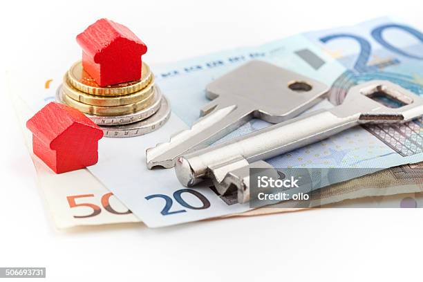 Casas De Juguete De Madera Y Moneda Europea Foto de stock y más banco de imágenes de Accesorio financiero - Accesorio financiero, Ahorros, Billete de banco