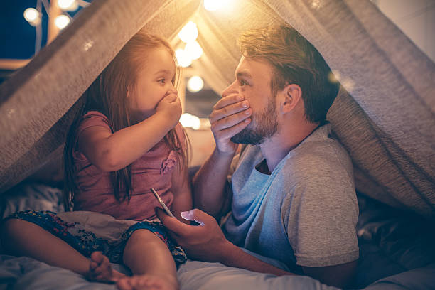 padre e figlia diverte a casa. - bed child smiling people foto e immagini stock