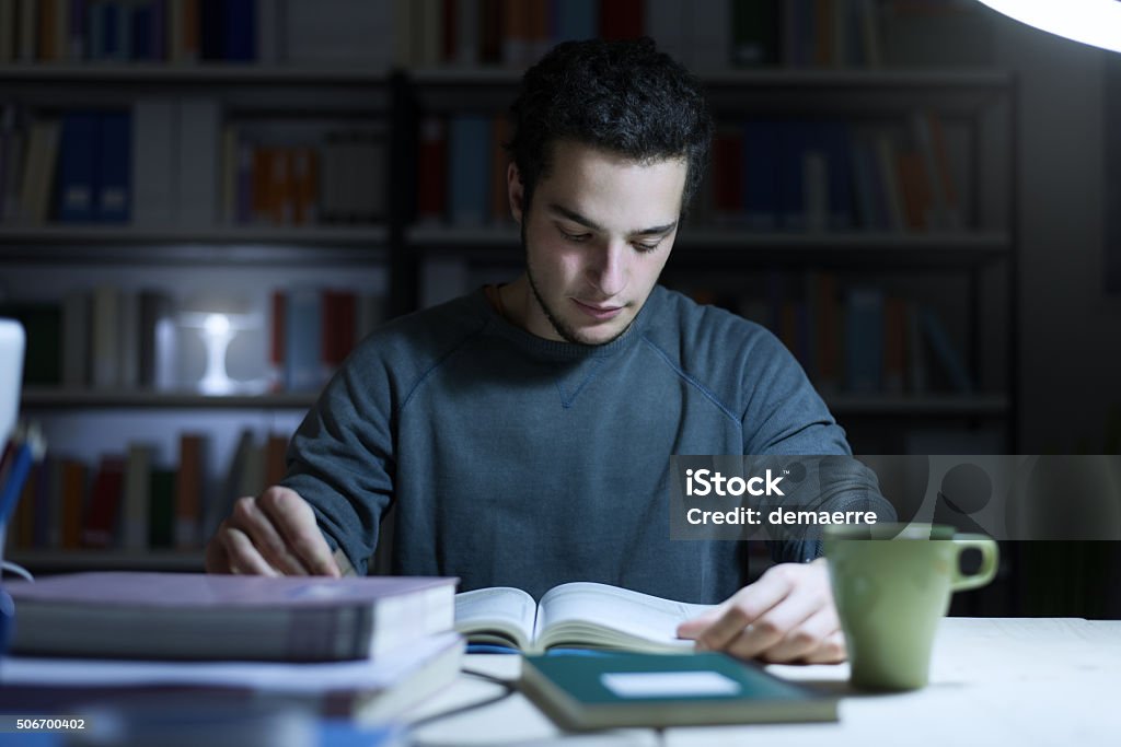 Adolescente estudiando tarde por la noche - Foto de stock de Noche libre de derechos
