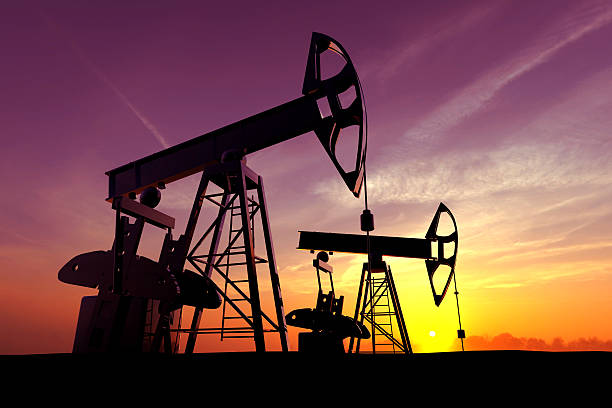 derrick - sunset oil rig oil industry energy photos et images de collection