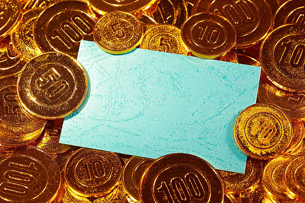 azul papel kraft postal em moedas de ouro velho - capital letter flash imagens e fotografias de stock