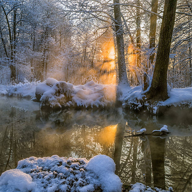 зимний лучей солнца - winter river стоковые фото и изображения