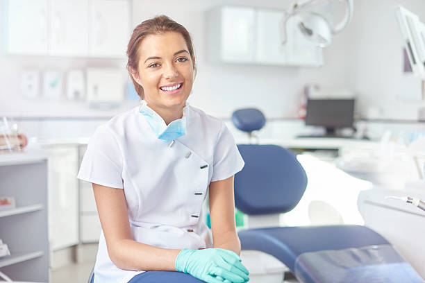 стоматолог-гигиенист портрет - dental assistent стоковые фото и изображения