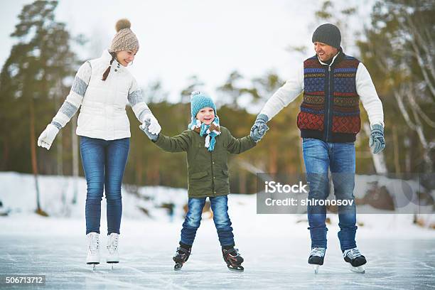 Insieme Di Pattinaggio - Fotografie stock e altre immagini di Famiglia - Famiglia, Pattinaggio sul ghiaccio, Adulto