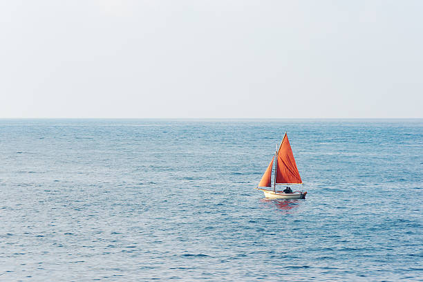 pequeño barco de vela en el agua - sea water single object sailboat fotografías e imágenes de stock