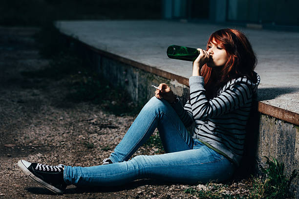 teen des problèmes - alcohol alcoholism addiction drinking photos et images de collection