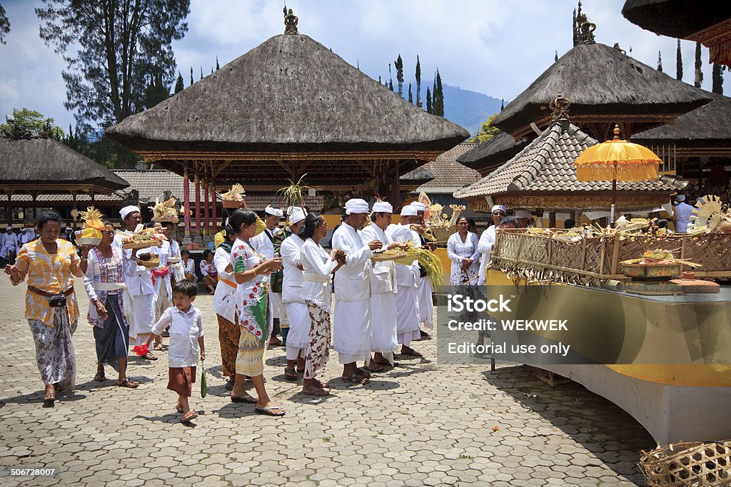 Grupo de personas que desean en templo de Pura Ulun Danu Batur - Foto de stock de Adulto libre de derechos