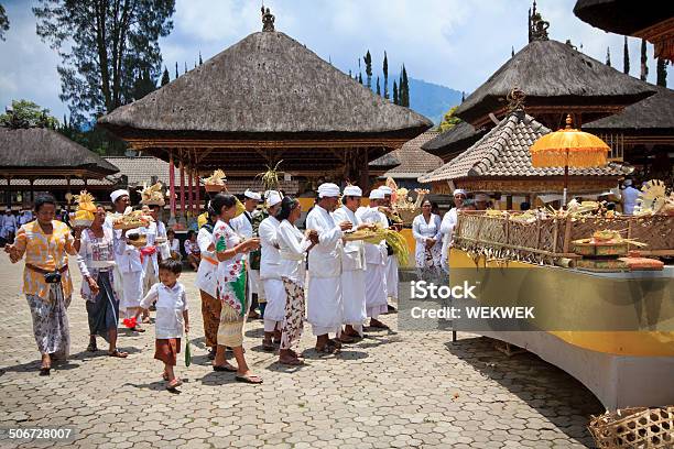 Grupo De Personas Que Desean En Templo De Pura Ulun Danu Batur Foto de stock y más banco de imágenes de Adulto