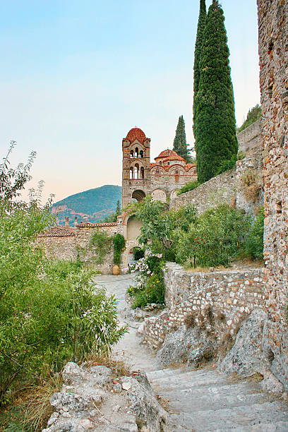 forteresse médiévale byzantine du mystras (patrimoine mondial de l'unesco) - sparta greece ancient past archaeology photos et images de collection