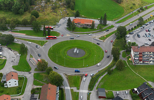 ville norvégienne, de fredrikstad - traffic roundabout photos et images de collection